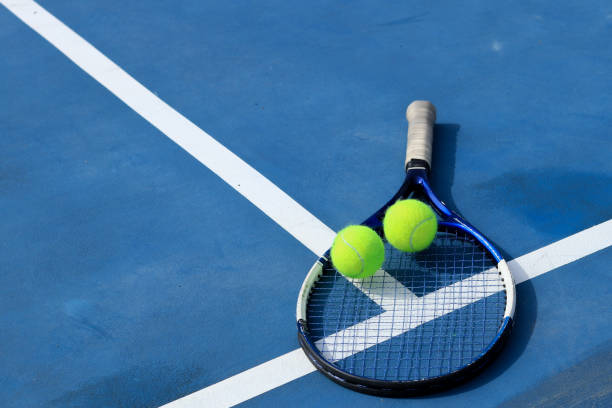 Comment se déroule la préparation du sol pour une construction terrain de tennis durable ?