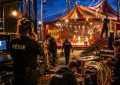 Équipe technique, régie et costumière en coulisses d’un cirque préparant un spectacle sous un grand chapiteau illuminé