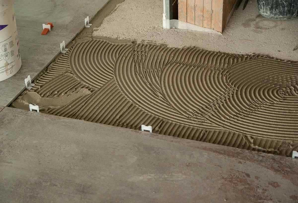 Ciment fraîchement appliqué avec des stries régulières sur le sol