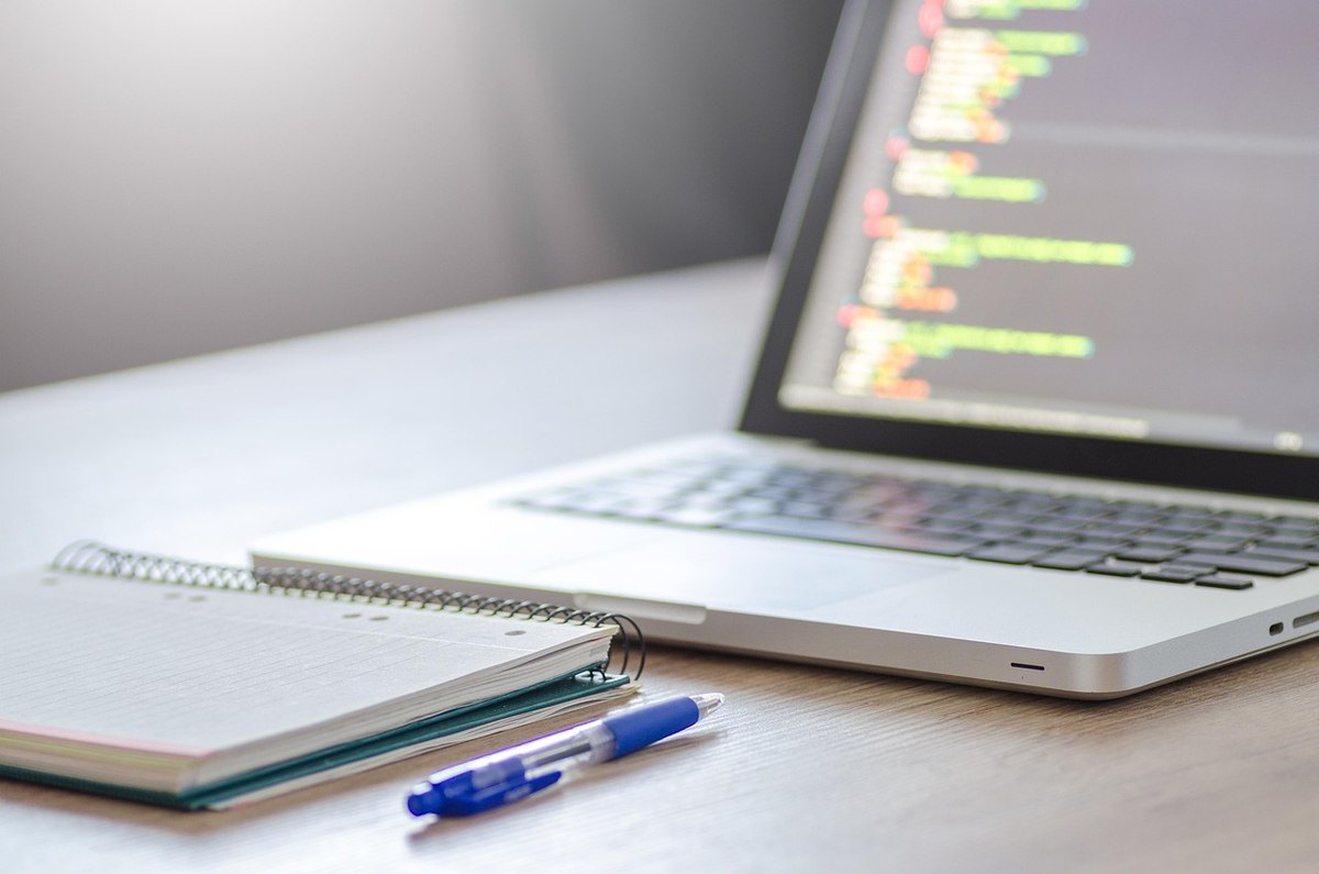 Une personne en train de taper sur son clavier d'ordinateur Une personne en train de taper sur son clavier d'ordinateur