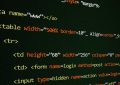 code source HTML visible sur écran sombre balises et attributs