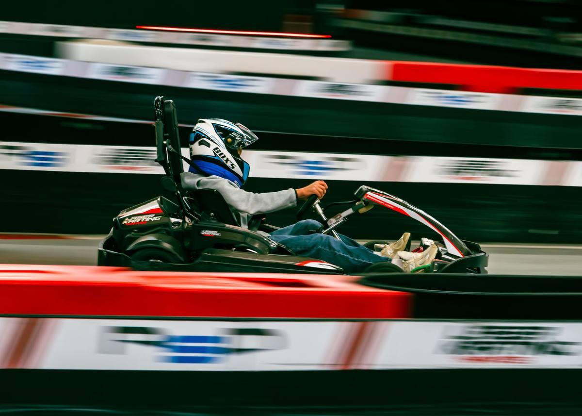 Un conducteur de karting pilote sa voiture rapide sur piste