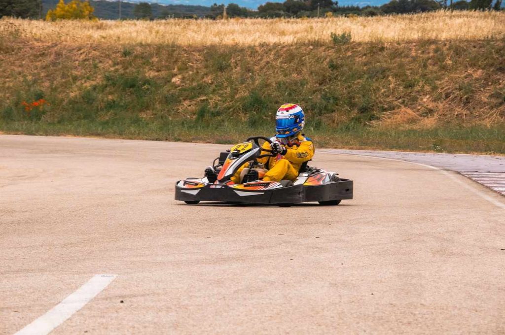 Karting avec un enfant de 8 ans : ce qu'il faut vérifier avant de réserver