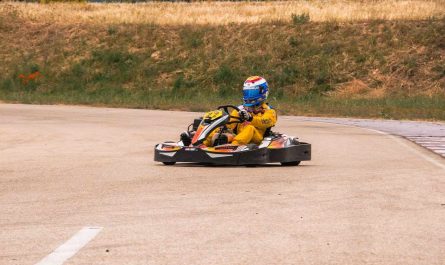 Karting avec un enfant de 8 ans : ce qu'il faut vérifier avant de réserver