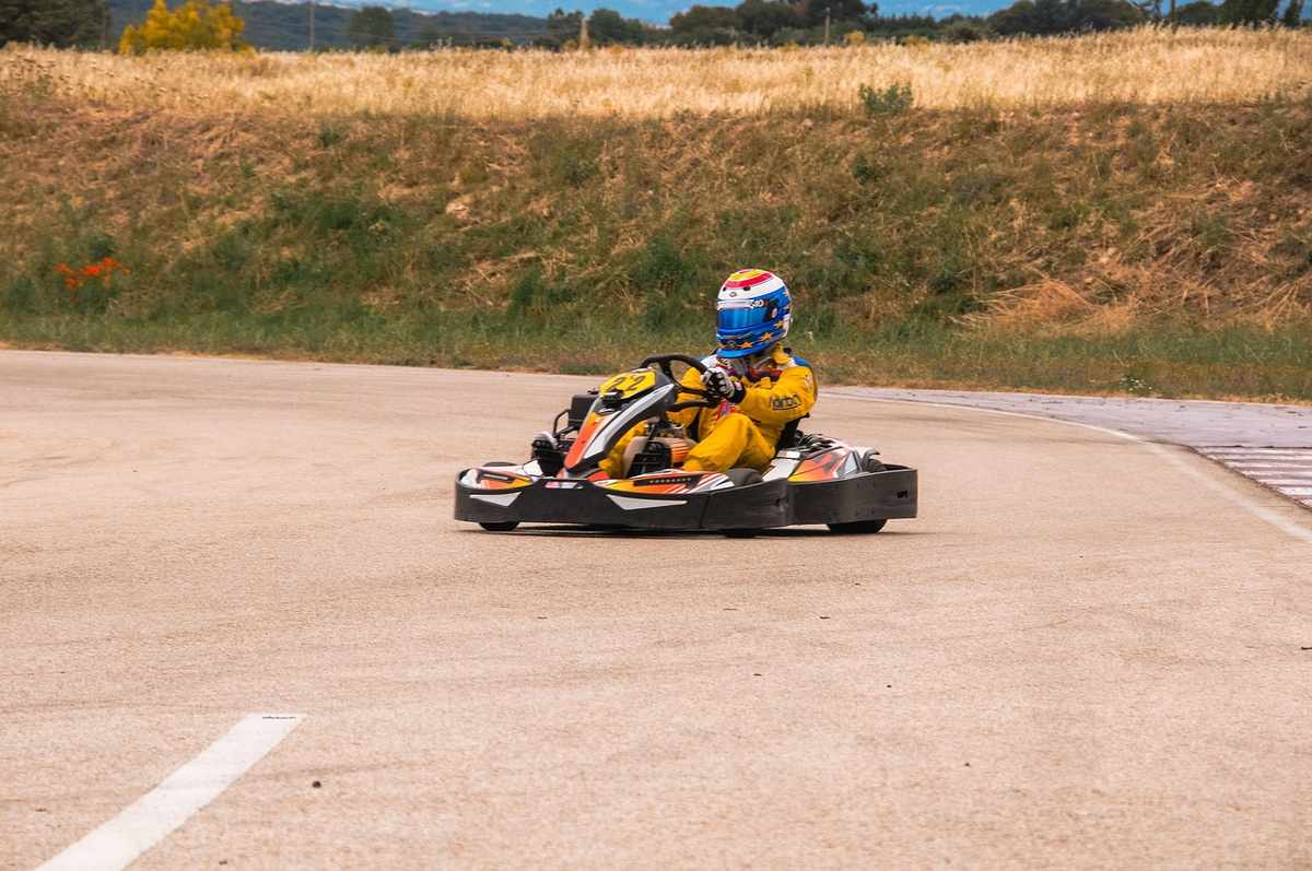 Karting avec un enfant de 8 ans : ce qu'il faut vérifier avant de réserver